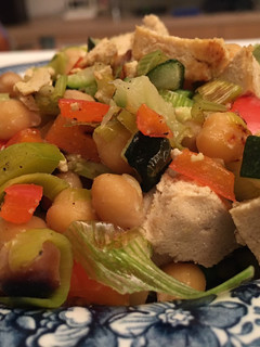 Una foto de Tofu con verduras y garbanzos