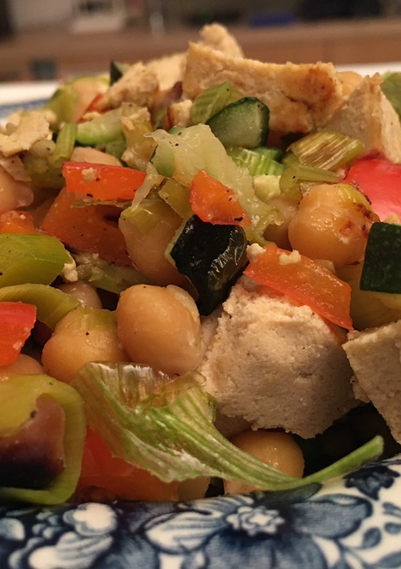 Una foto de Tofu con verduras y garbanzos