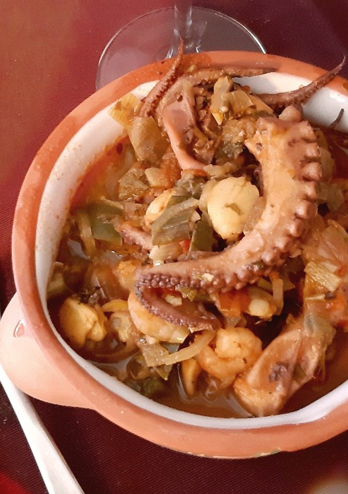 Una foto de Cazuela de mariscos 🦑