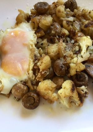 Foto principal de Coliflor con champiñones y croquetas de bacalao