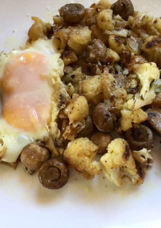 Una foto de Coliflor con champiñones y croquetas de bacalao