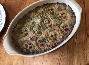 Une photo de Gratin « skull » au cresson, fanes de radis, haricots blancs, herbes et épices