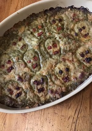 Une photo de Gratin « skull » au cresson, fanes de radis, haricots blancs, herbes et épices