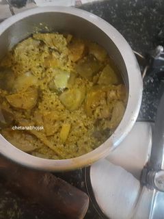 खानदेशी वांगी बटाट्याची घोटलेली भाजी(Vangi Batata Bhaji Recipe In Marathi) रेसिपी चे मुख्य फोटो