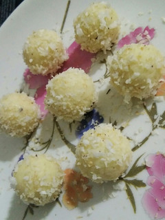 பன்னீர் கோகனட் பால்ஸ்(Paneer coconut balls recipe in tamil) செய்முறை முக்கிய புகைப்படம்