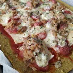 Una foto de Pizza casera con base de garbanzos