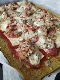 Una foto de Pizza casera con base de garbanzos