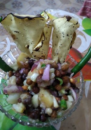चटपटी चना आलू चाट (Chatpati chana aloo chaat recipe in Hindi) रेसिपी मुख्य फोटो