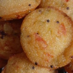 A picture of Semolina and veggies balls.