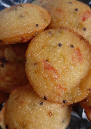 A picture of Semolina and veggies balls.