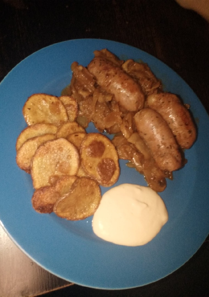 Una foto de Butifarra encebollada al vino y patatas de pueblo y alioli
