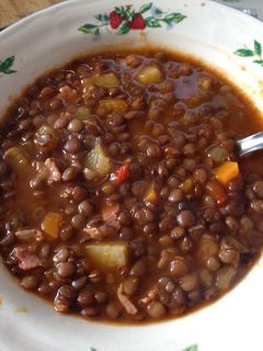 Una foto de Guiso de lentejas con vegetales y panceta🍲💕