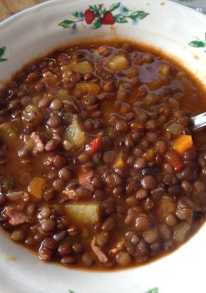 Una foto de Guiso de lentejas con vegetales y panceta🍲💕