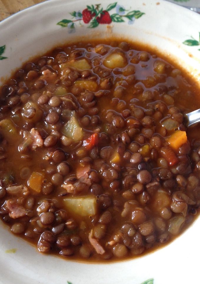 Una foto de Guiso de lentejas con vegetales y panceta🍲💕
