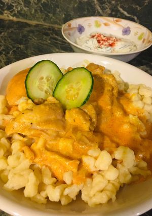 Tejfölös csirkepörkölt nokedlivel recept fotója