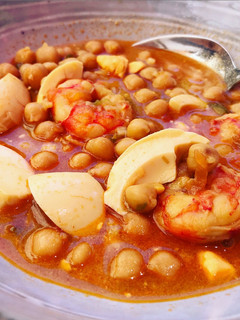 Una foto de Guiso de garbanzos con gambones