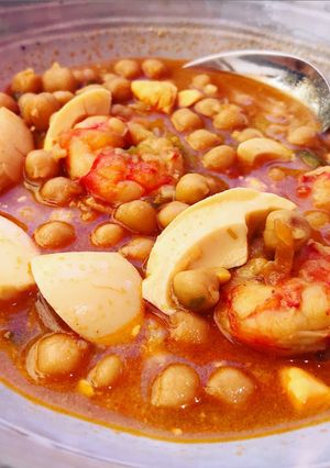 Una foto de Guiso de garbanzos con gambones