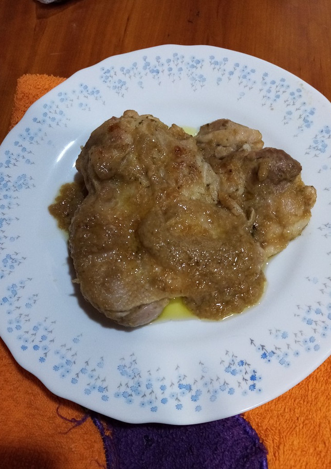 Una foto de Muslos de pollo, en salsa de boletus y puerro