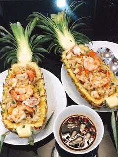 Hình của món Cơm chiên hải sản trái thơm.