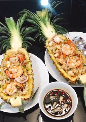 Hình của món Cơm chiên hải sản trái thơm.