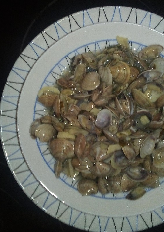 Una foto de Almejas en salsa
