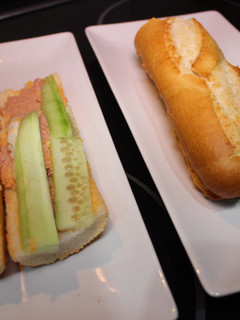 Una foto de Bocadillo de paté con pepino