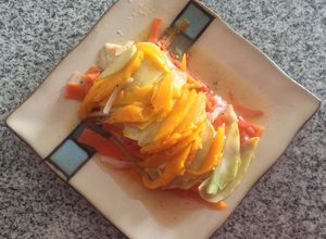 Una foto de Pescado empapelado con topping de mango