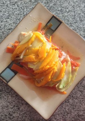 Una foto de Pescado empapelado con topping de mango
