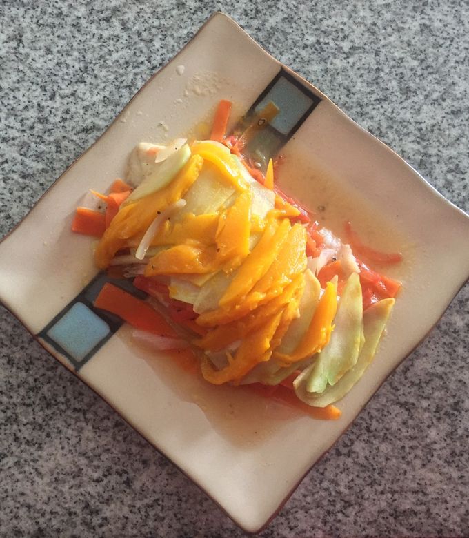 Una foto de Pescado empapelado con topping de mango