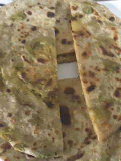 आलू मटर पराठा(aloo matar paratha recipe in hindi) रेसिपी मुख्य फोटो