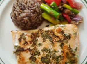 Una foto de Salmón con mostaza y orégano fresco