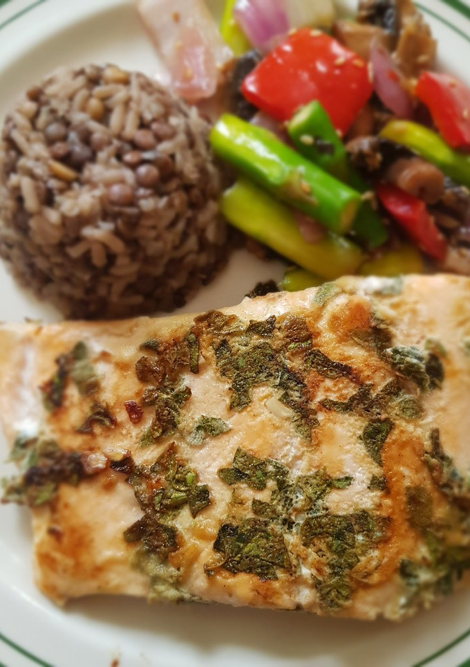 Una foto de Salmón con mostaza y orégano fresco
