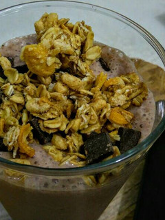 Una foto de MALTEADA De Fresas y Cocoa con Müesli de Chocolate negro...!
