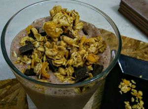 Una foto de MALTEADA De Fresas y Cocoa con Müesli de Chocolate negro...!