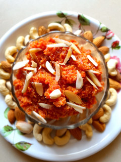 गाजर हलवा (gajar halwa recipe in marathi) रेसिपी चे मुख्य फोटो