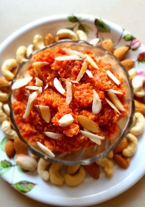 गाजर हलवा (gajar halwa recipe in marathi) रेसिपी चे मुख्य फोटो 