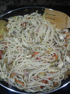 Una foto de Espaguetis con verdura y pollo