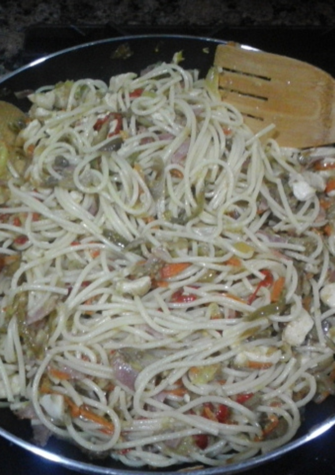 Una foto de Espaguetis con verdura y pollo