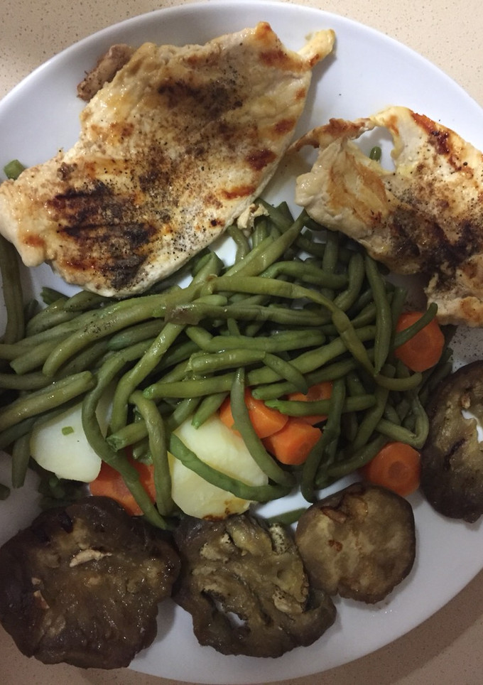 Una foto de Pollo a la plancha con verduras al vapor