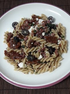 Una foto de Ensalada de pasta y tomates secos