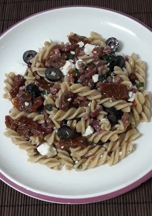 Una foto de Ensalada de pasta y tomates secos