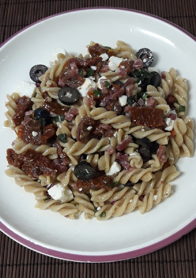 Una foto de Ensalada de pasta y tomates secos