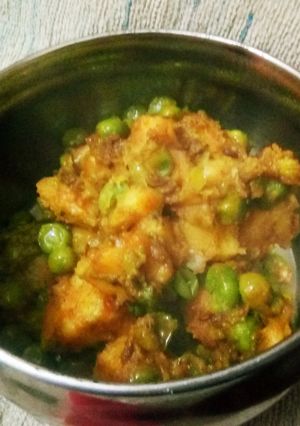 मसालेदार आलू मटर की सब्जी(Masaledar Aloo Matar ki sabji recipe in Hindi) रेसिपी मुख्य फोटो