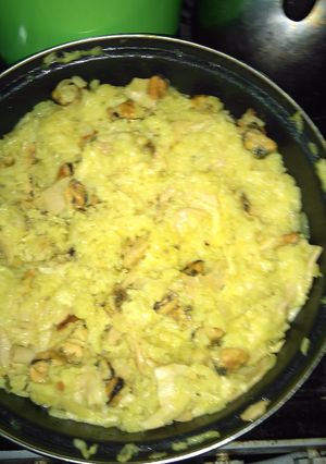 Una foto de Risotto con mejillones y champiñones.-