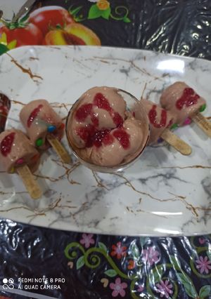 A picture of Strawberry biscuit ice cream.