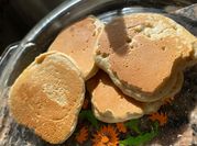 Una foto de pancakes de naranja