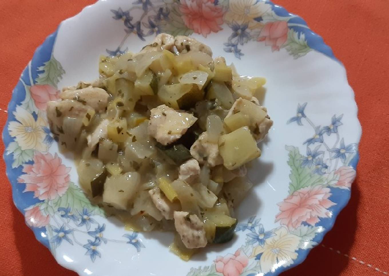 Pechuga de pollo con puerro y calabacín