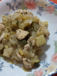 Una foto de Pechuga de pollo con puerro y calabacín