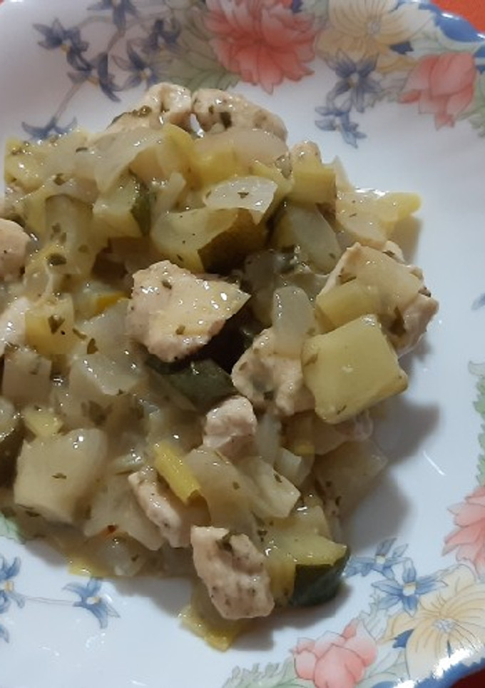 Una foto de Pechuga de pollo con puerro y calabacín