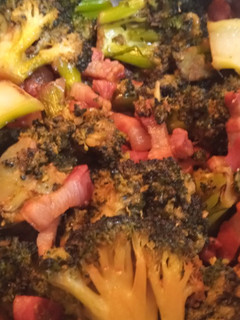 Una foto de Brócoli con Panceta, Salsa de Soja, Yakiniku y Mantequilla al Wok